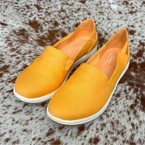 Clarks Breeze Step Women’s Size 11W Shoes Yellow Canvas Comfort Slip Ons